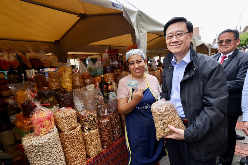 李家超品嚐地道美食、了解當地食品。（李家超fb圖片）