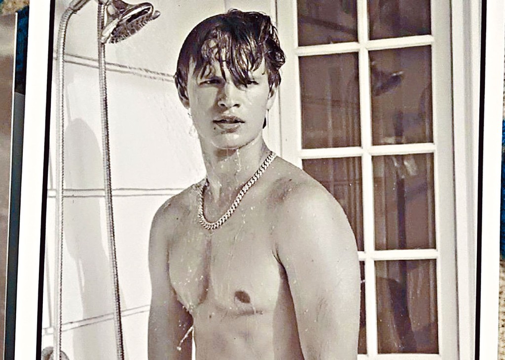 安索公開裸照吸引fans捐款，如今照片已被刪除。