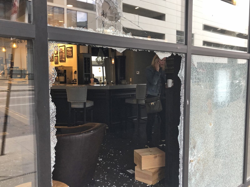 示威者在市中心街上捣乱捣毁商铺。AP 