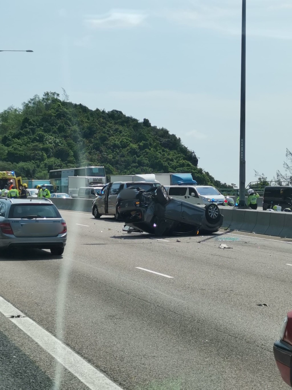 私家車中圖:屯門公路塞車關注組