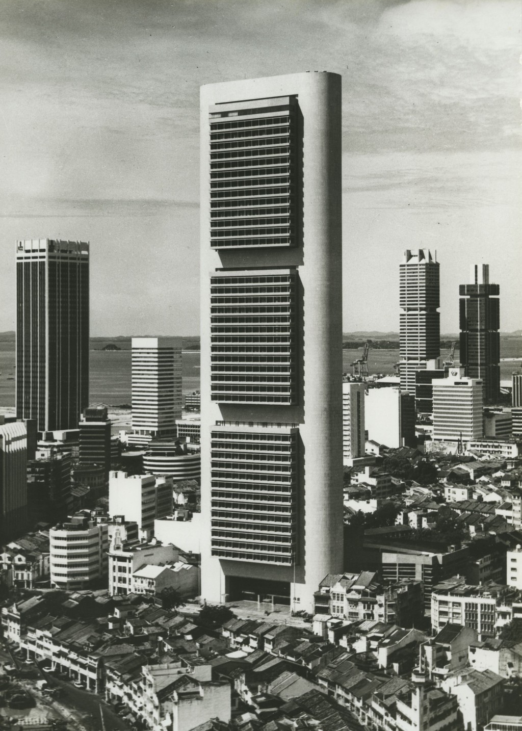 華僑銀行大廈(1970–1976)屹立於新加坡金融 區摩天大樓間一景 約 1976 年 M+,香港 BEP Akitek 捐贈,2019 年 © BEP Akitek