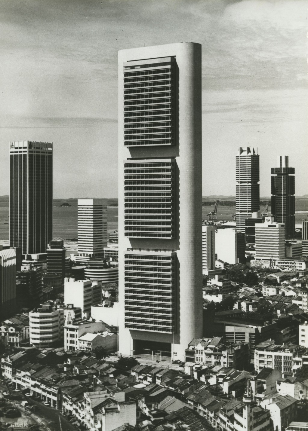 华侨银行大厦(1970–1976)屹立于新加坡金融 区摩天大楼间一景 约 1976 年 M+,香港 BEP Akitek 捐赠,2019 年 © BEP Akitek