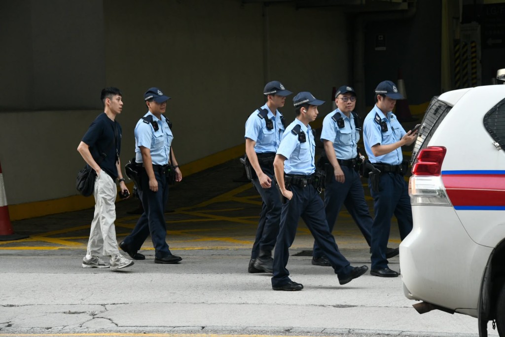 大批警員到場戒備。楊偉亨攝