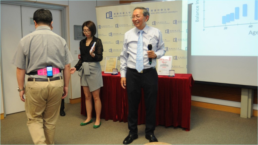 香港浸會大學學者研發的便攜式步態分析器(背件),可快速診斷長短腳等問題。浸大圖片