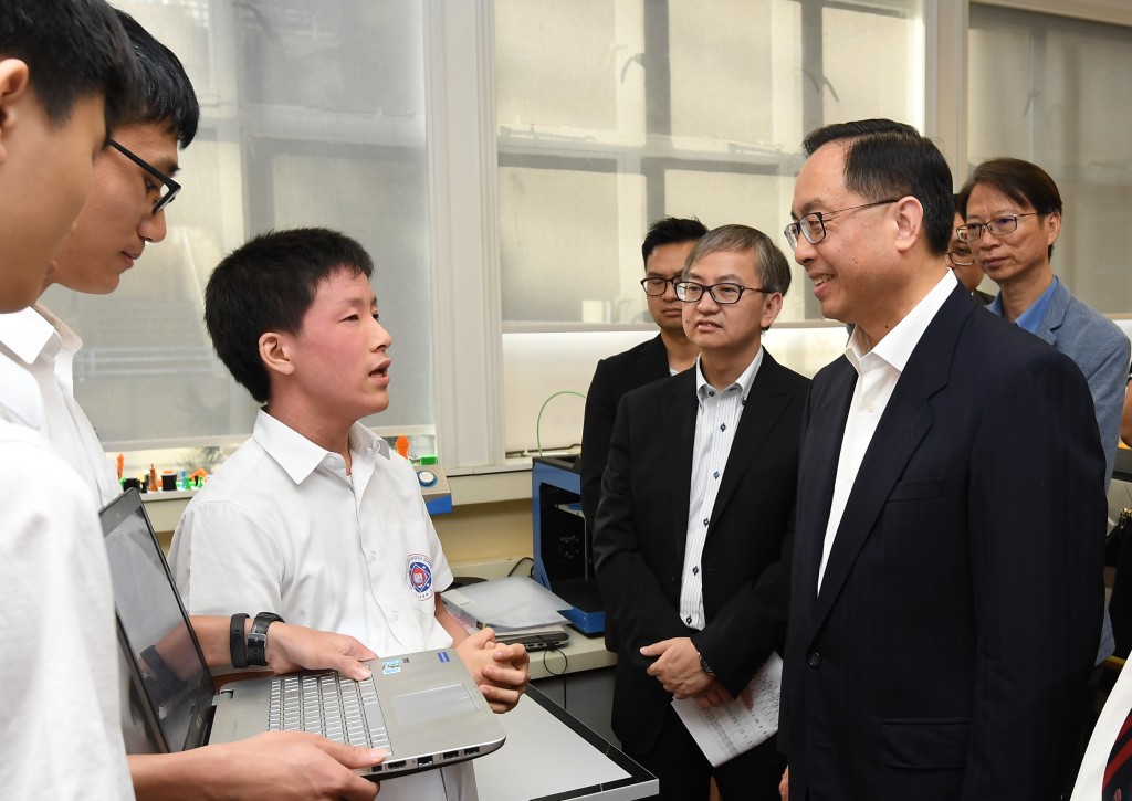 楊偉雄探訪香港培正中學,了解學生在科學、科技、工程和數學(STEM)的學習情況。
