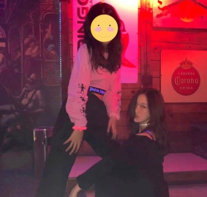 13歲李嫣一身性感成熟打扮。網上圖片