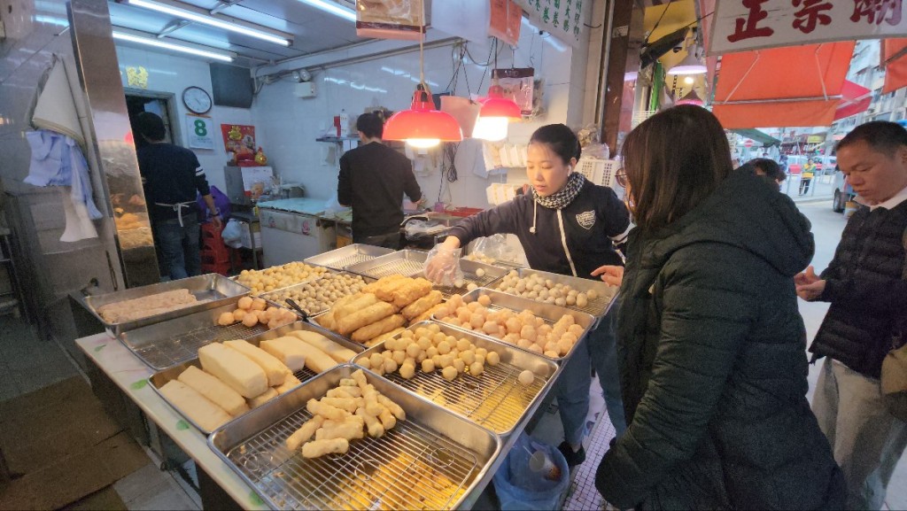 很多市民專程到街市購買火鍋食材。黃文威攝