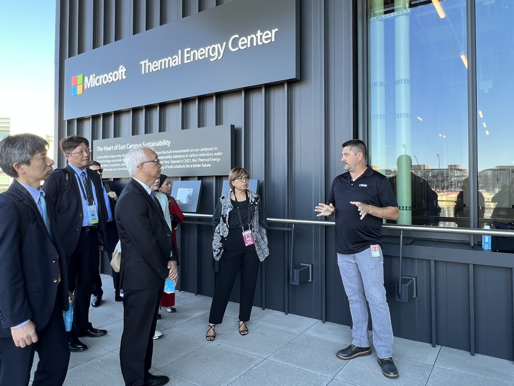 謝展寰（左三）參觀微軟公司的地熱中心，了解美國使用新能源的最新發展。政府新聞處