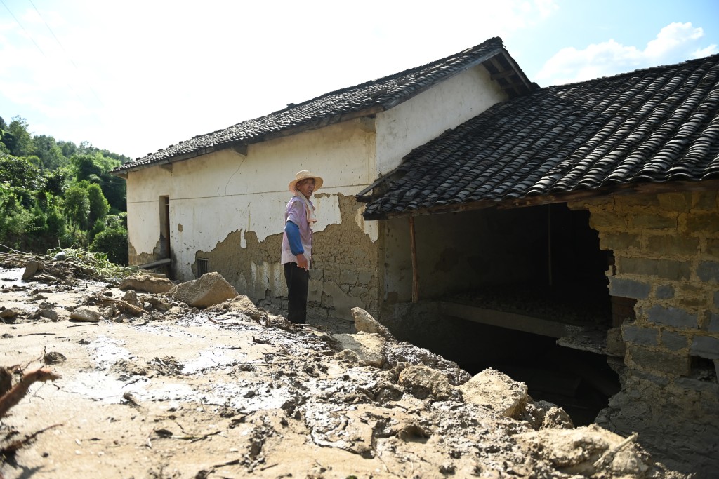 長灘鎮一村莊一名老人家在查看自己家受災情況。中新社