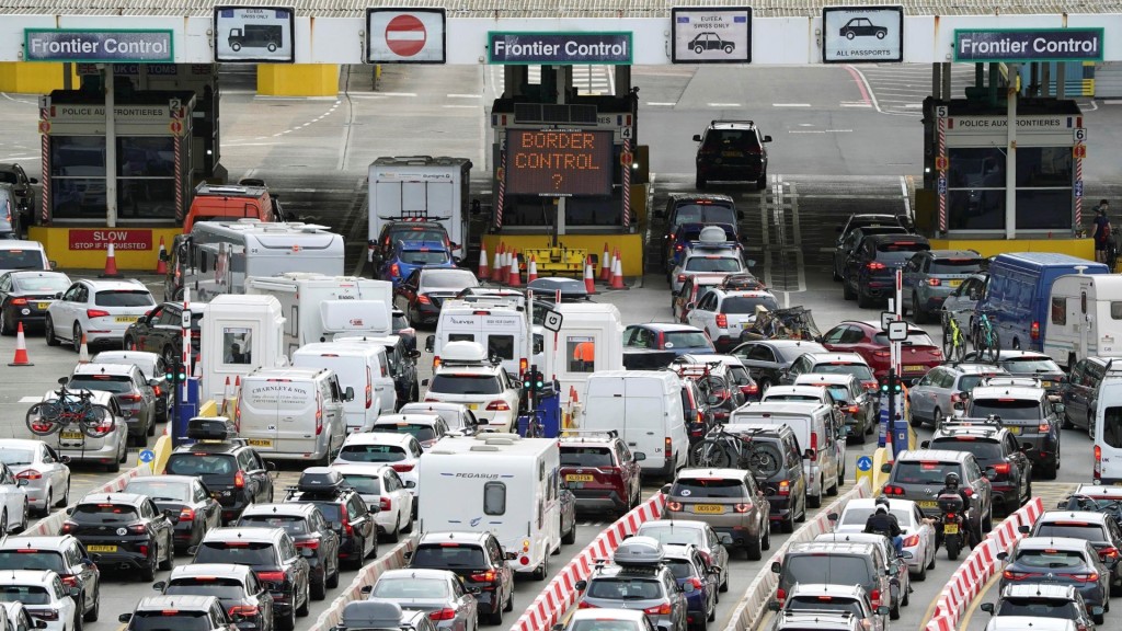 多佛爾港口汽車大排長龍。AP