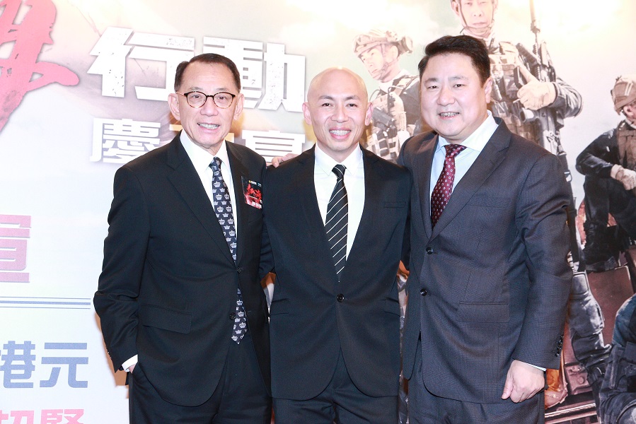 英皇電影《紅海行動》破45億港元。(左起)英皇老闆楊受成、導演林超賢與于冬。資料圖片