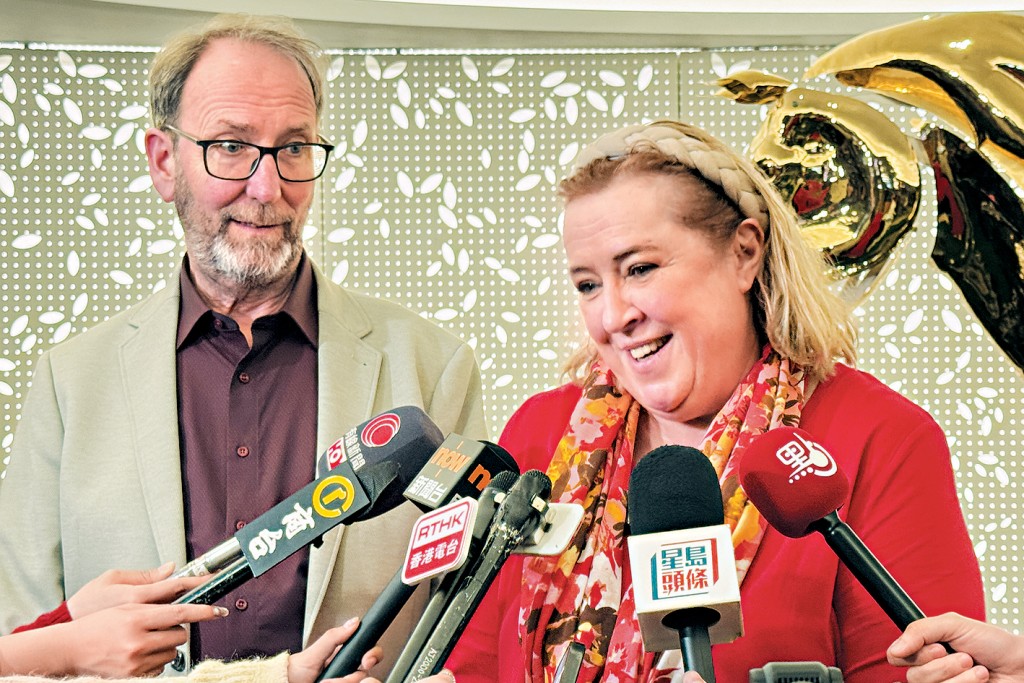 德國夫婦旅客盛讚沙田馬場的規模非德國馬場可比。