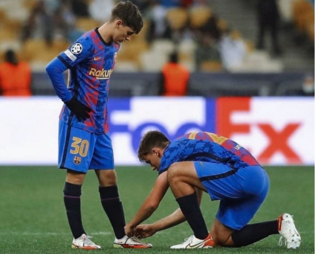 加維(左)十七歲人仍要尼高干沙利斯幫忙綁鞋帶。尼高干沙利斯Twitter圖片