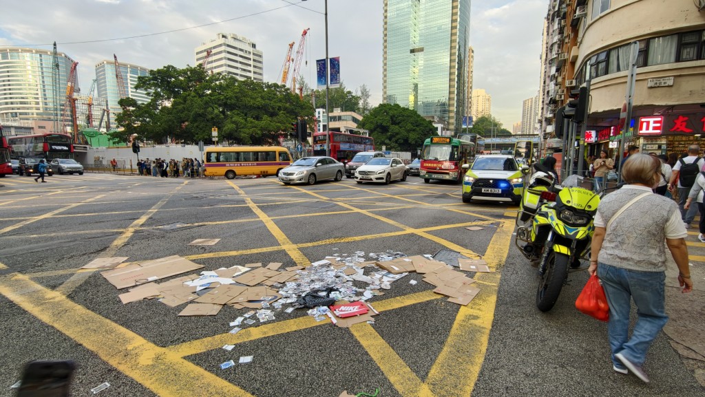 一批紙皮及足球卡散落馬路。黃文威攝 一批紙皮及足球卡散落馬路。黃文威攝