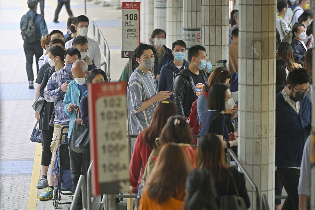 巴士乘客3月1日起在車上毋須再戴口罩。資料圖片