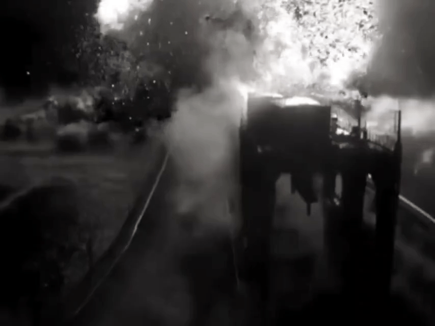 赫爾松州卡科夫卡水壩被炸中後起火冒煙，大量碎片四飛。網片截圖