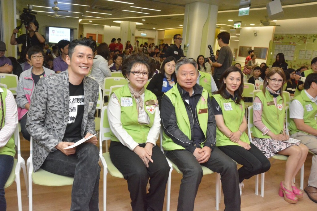 袁文傑、陳小寶、鄧鉅明夫婦、陳細潔探訪長者。 