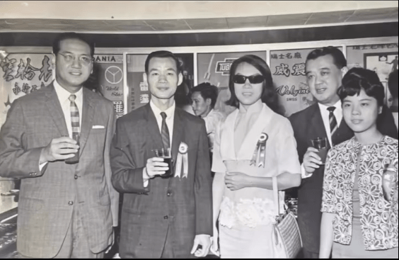 1964年開幕當日，「鳳凰女」郭瑞貞也被邀請到來剪彩。大中華表行FB圖片
