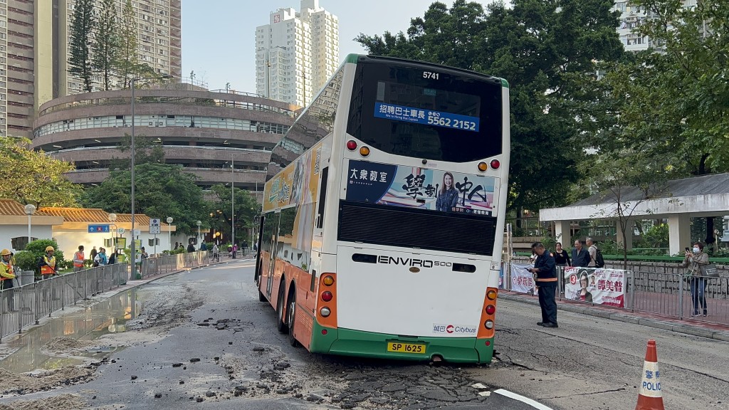 城巴右後輪墮坑被困。蔡楚輝攝