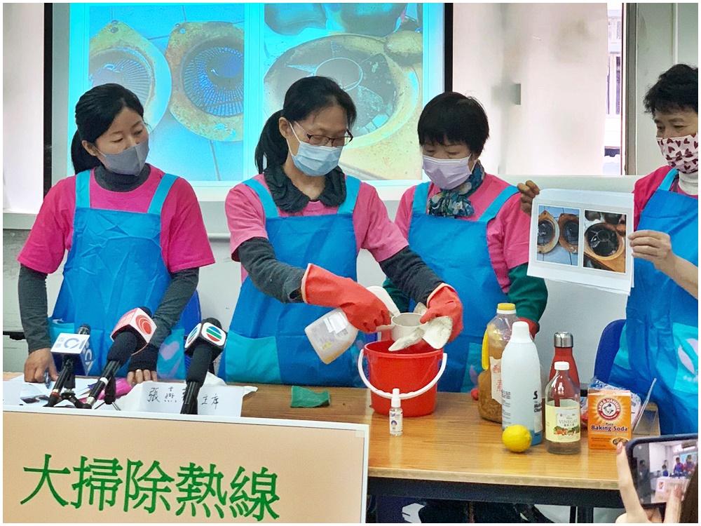 張燕歡於記者會上即場示範以環保酵素清潔抽油煙機扇葉。