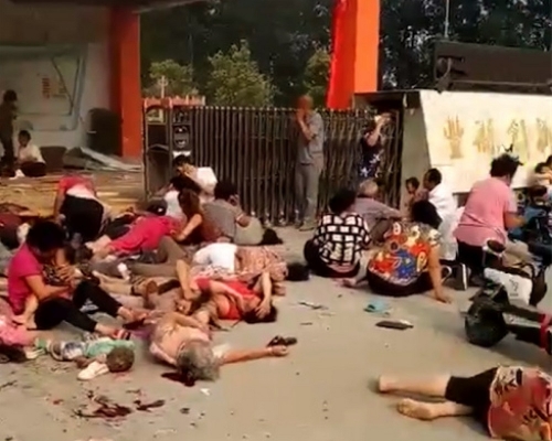 幼兒園門口一片狼藉。有幾十名家長和兒童血肉模糊。