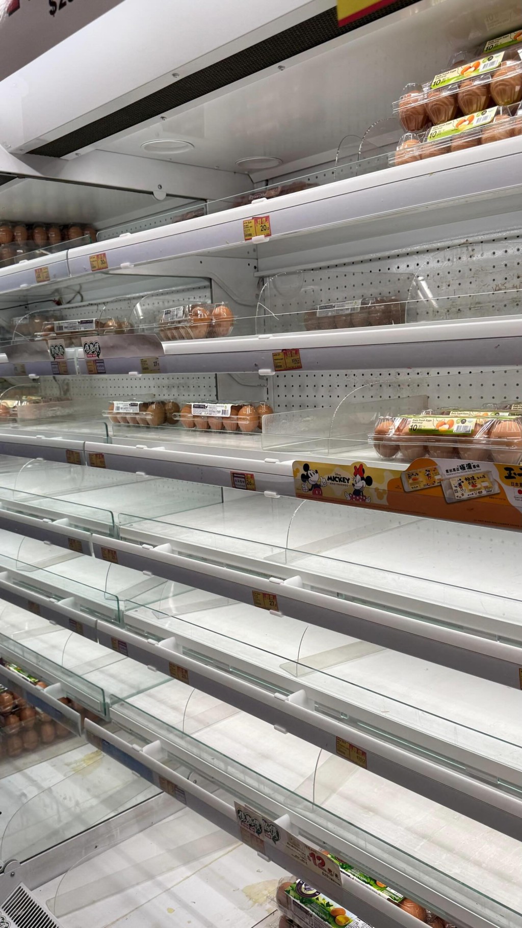 超市貨架上只餘少量貨物 超市貨架上只餘少量貨物