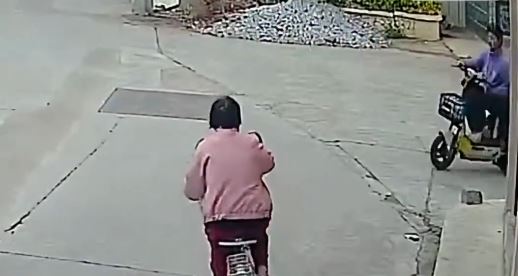 福建2名初中女生扶起跌倒的婦人，遭對方索賠逾22萬人民幣。中安在線