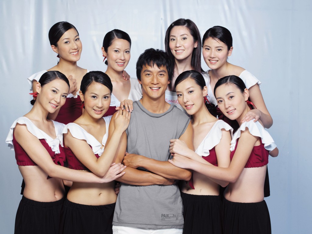 陈颖妍（后左二）曾与吴彦祖合拍广告。