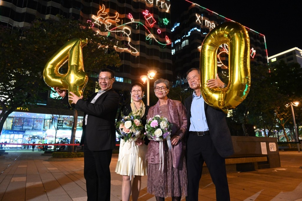 結婚40年的趙氏夫婦(左) 及許氏夫婦(右)細數昔日看燈飾的回憶。