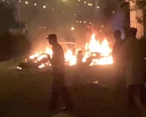 广州一特斯拉失控碰撞后起火。