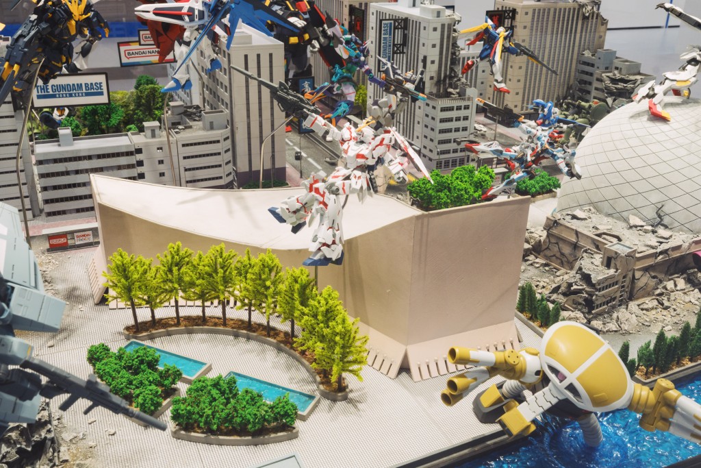 店內特別打造以香港特色景點為背景的情景模型,將香港標誌性景觀與高達機體巧妙結合,如尖沙咀文化中心、科學館等,呈現獨特的視覺效果。(圖片來源:官方圖片) 店內特別打造以香港特色景點為背景的情景模型,將香港標誌性景觀與高達機體巧妙結合,如尖沙咀文化中心、科學館等,呈現獨特的視覺效果。(圖片來源:官方圖片)