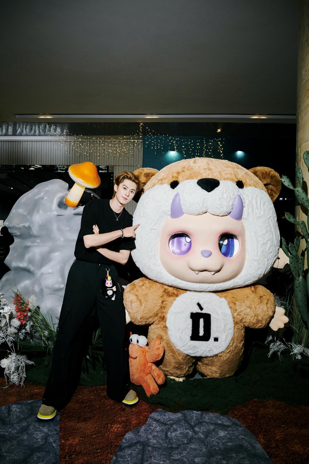 今年更與內地藝人王鶴棣的主理品牌 D.Desirable 合作,在新加坡開設首間海外快閃店。 今年更與內地藝人王鶴棣的主理品牌 D.Desirable 合作,在新加坡開設首間海外快閃店。