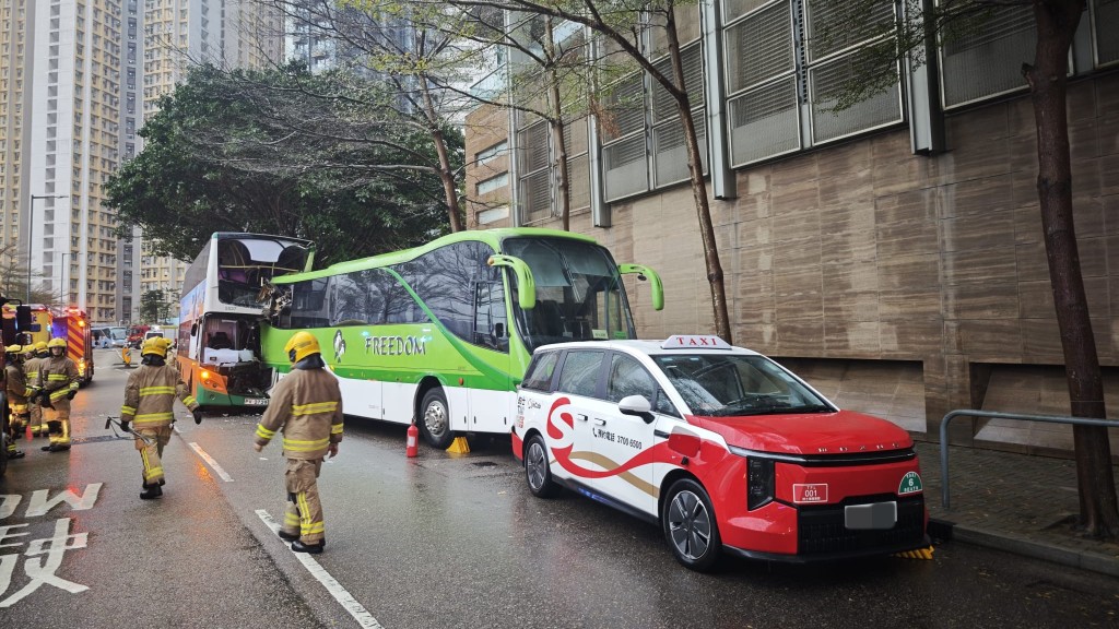 筲箕灣太安街3車相撞 巴士司機一度被困 兩人受傷送院
