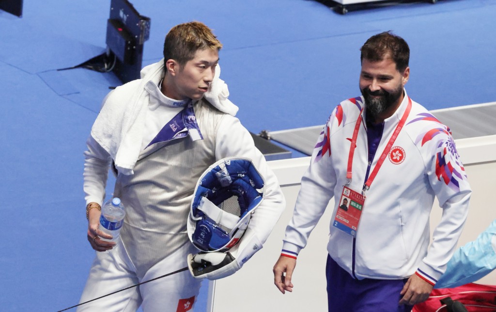 张家朗晋身男子花剑个人赛8强。徐嘉华摄 张家朗晋身男子花剑个人赛8强。徐嘉华摄