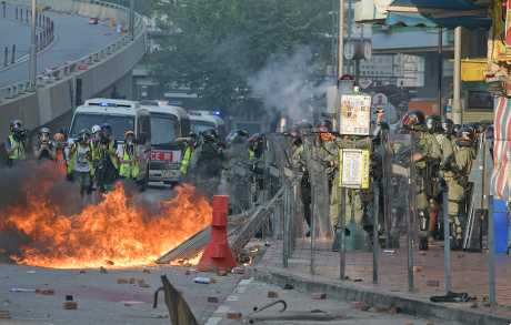 有示威者在荃灣街頭縱火。資料圖片