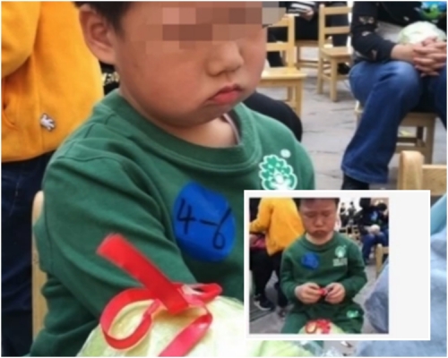 孩子领奖时噘起小嘴以示不满。网图