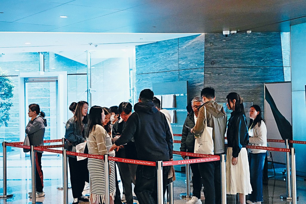 西沙SIERRA SEA 2B期示範單位現場，不時有睇樓客到場等候參觀。