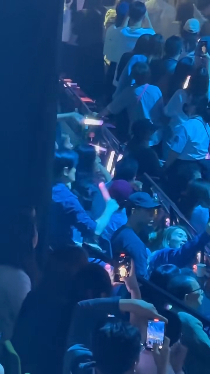 日前伍允龙与“咪神”Renee李蔓莹一起观赏好友林峯演唱会。 日前伍允龙与“咪神”Renee李蔓莹一起观赏好友林峯演唱会。