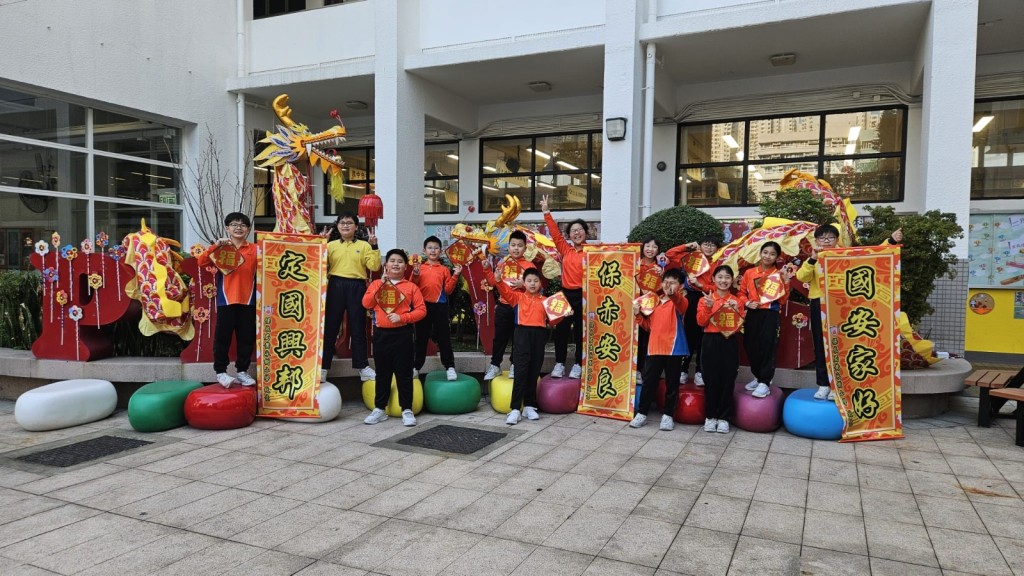 另一間參與學校保良局黃永樹小學收到《我要讚佢》福字揮春後舞獅合照助慶。(受訪者提供) 另一間參與學校保良局黃永樹小學收到《我要讚佢》福字揮春後舞獅合照助慶。(受訪者提供)