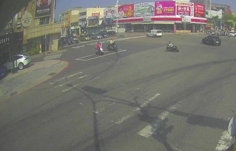 台中有11岁男童驾驶无牌电单车在闹市穿梭。自由时报 台中有11岁男童驾驶无牌电单车在闹市穿梭。自由时报