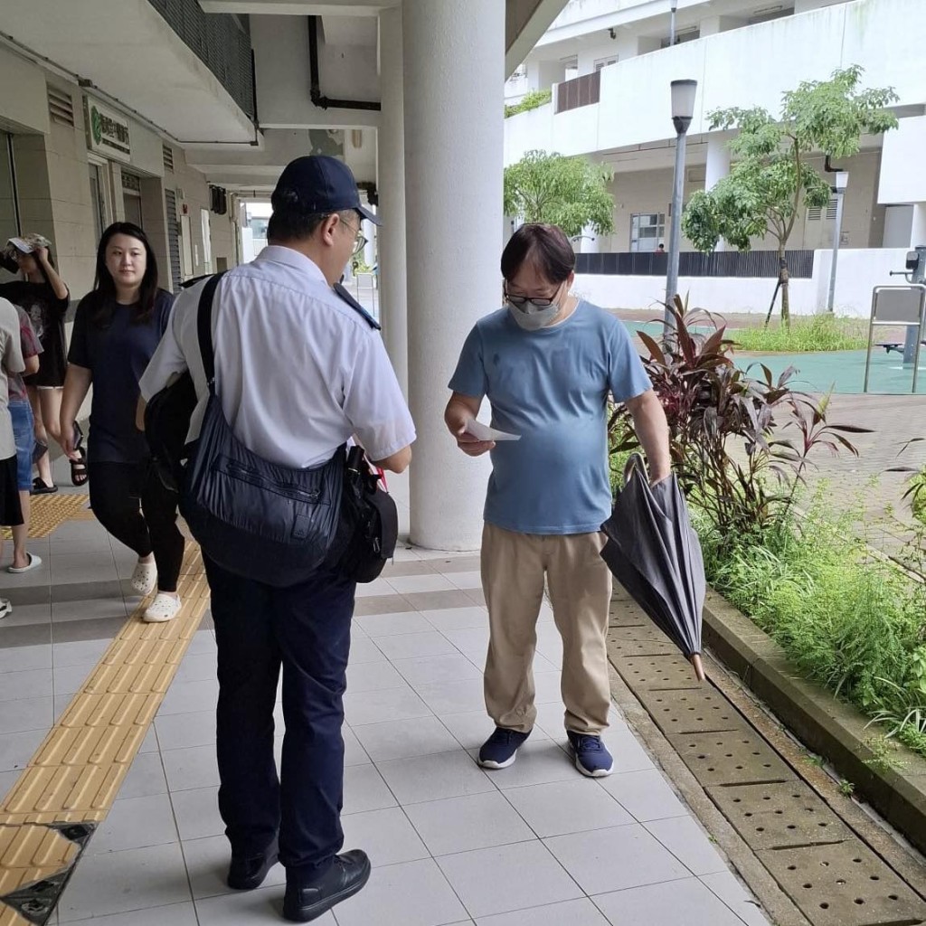 向居民派宣傳單張。