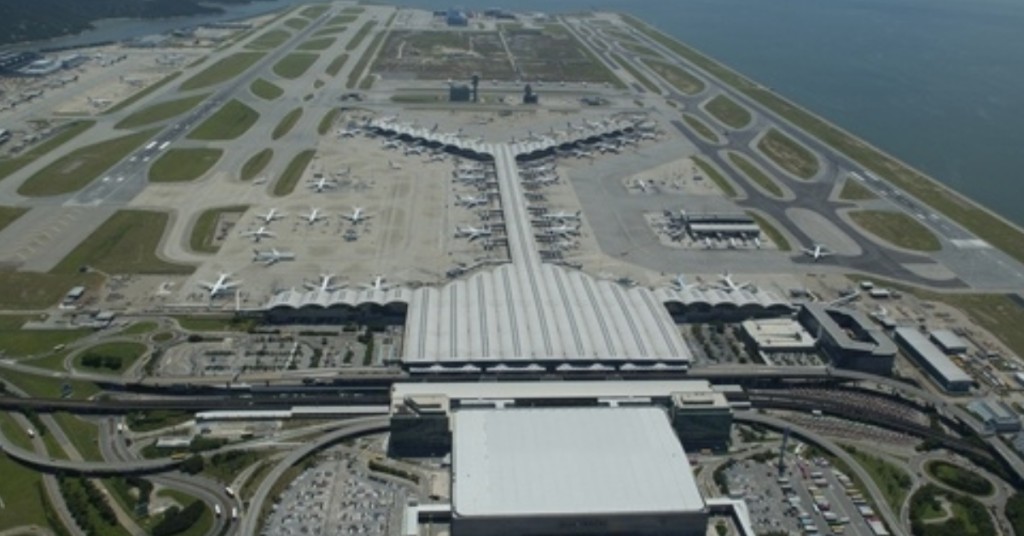 香港國際機場第三跑道系統將於2024年落成，香港國際機場的客運量及其相關的服務與設施需求預計上升，以容器技術以轉而利用混合雲。