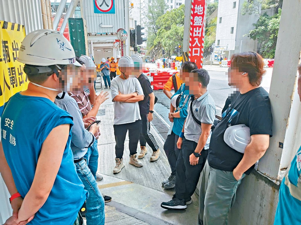 聯合醫院擴建工程爆發外勞的勞資糾紛，30多名從事泥水的外勞在地盤門外抗議。 