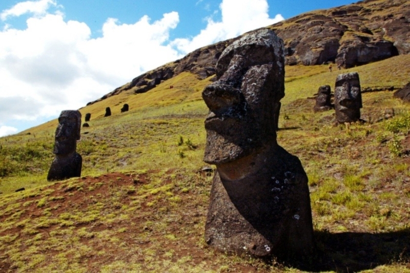 智利复活节岛以神秘巨大的「摩艾石像」闻名。(网图)