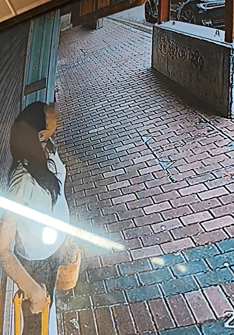 女子偷紙紮過程。fb： Cary Chan