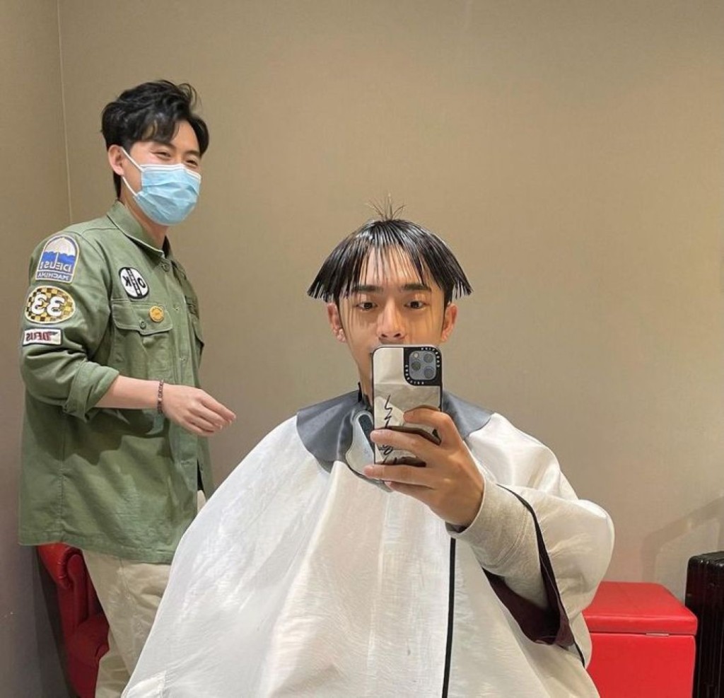 連最近因《大叔的愛》爆紅的Mirror的Edan呂爵安都用緊鏡面手機殼呀！(photo source:instagram@edanlui)