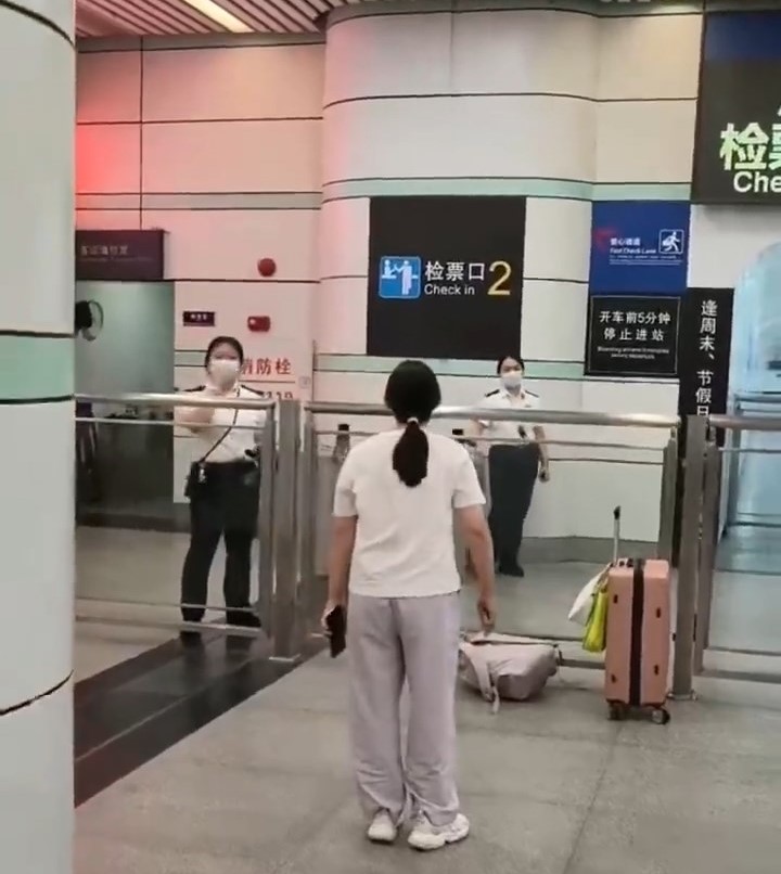 女子錯過驗票時間無法登車。微博@填鴨式教育受害者 女子錯過驗票時間無法登車。微博@填鴨式教育受害者