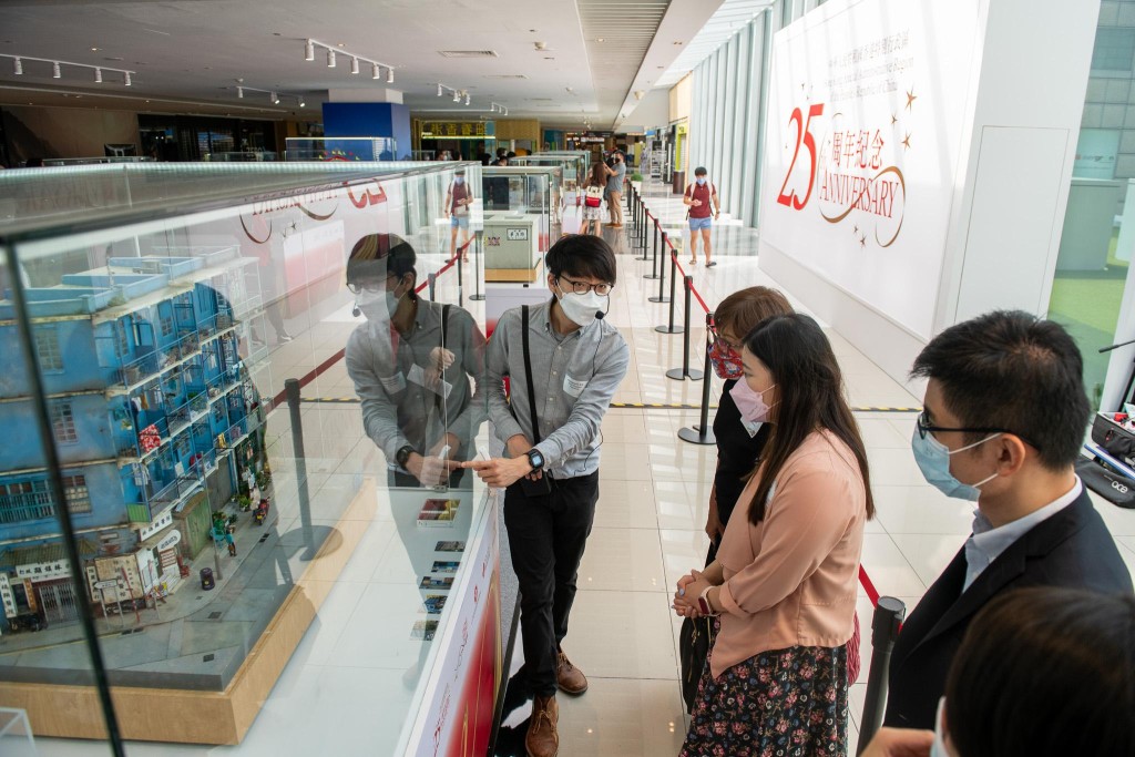 微型展覽開幕禮結束後，嘉賓參加導賞團觀賞微縮模型。政府新聞處