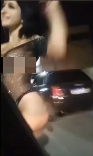 席爾維亞穿著性感薄紗探身出車外吹風。