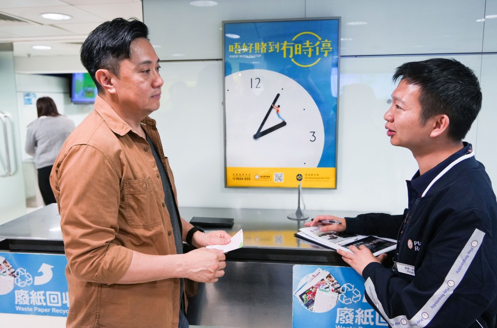 馬會的「投注處賭博輔導外展服務」,由輔導及治療中心專業團隊協助,派輔 導員到投注站識別有過度賭博傾向人士,及早介入,提供服務。 吳艷玲攝 馬會的「投注處賭博輔導外展服務」,由輔導及治療中心專業團隊協助,派輔 導員到投注站識別有過度賭博傾向人士,及早介入,提供服務。 吳艷玲攝